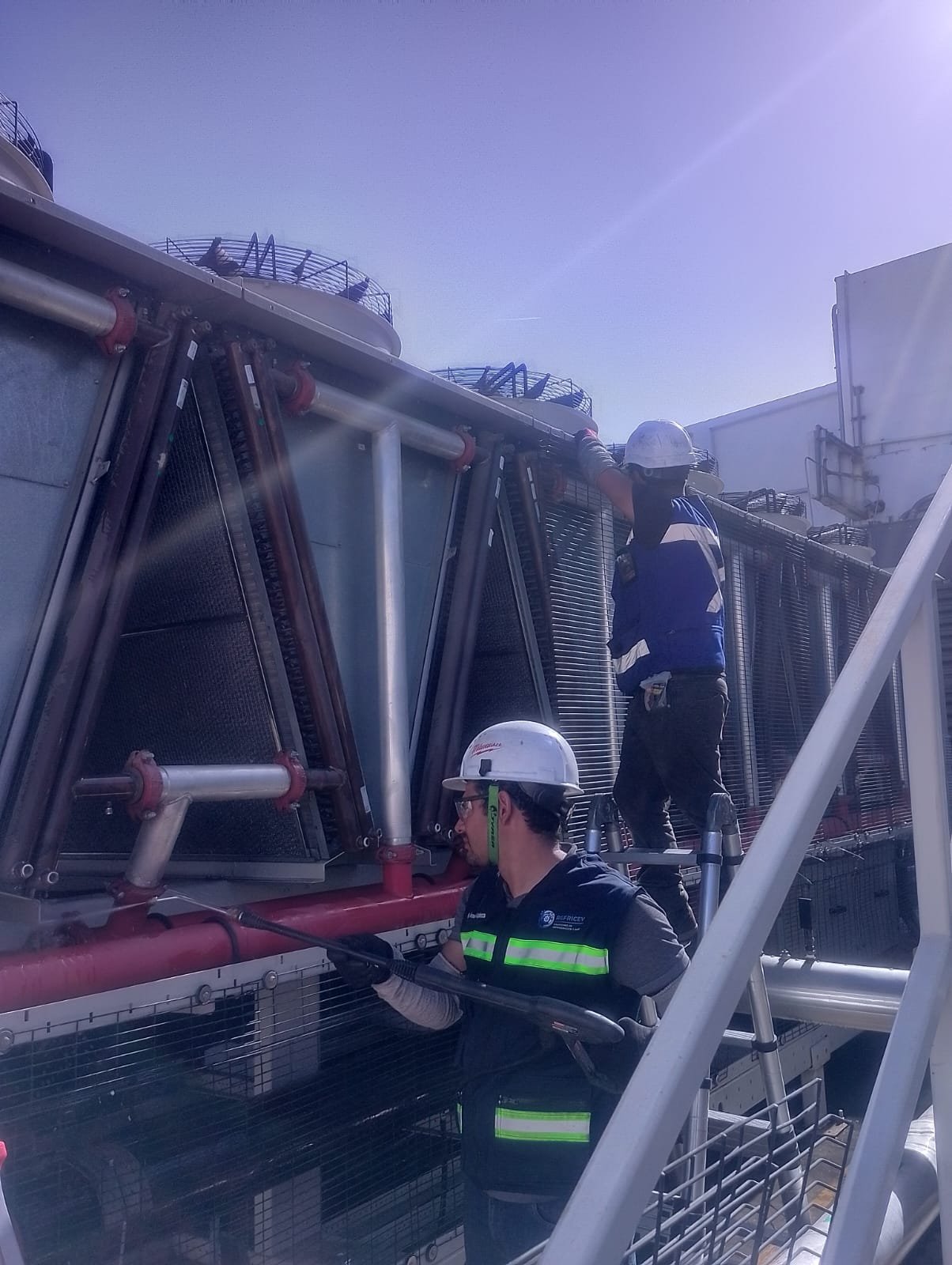 Técnicos trabajando en sistema de climatización industrial